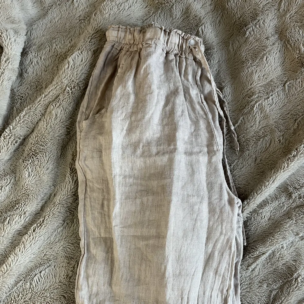 Säljer dessa super fina beiga linne byxor från desgin by si.  Använda ett få gånger i somras så näst intill nya.  Säljer pga de är för små tyvärr.  Nypris 529 . Jeans & Byxor.