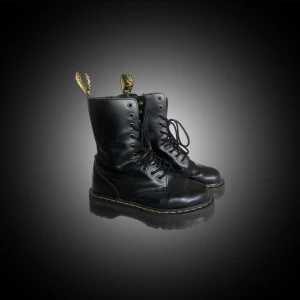 doc martens jadon hi - använda ett fåtal gånger!! säljer då de är för stora. dock trasig dragkedja på vänster sko därav billigt pris⭐️ går att fixa hos skomakaren för billigt
