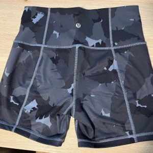 Lululemon träningshorts - Säljer mina blåa camo Lululemon shorts i storlek 6reg, skulle säga att de passar s-m. Säljer dom då jag råkade beställa i för stor storlek. Shortsen är i väldigt bra skick.