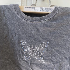 Brandy Melville glittrig fjäril t shirt  - t shirt från Brandy Melville 