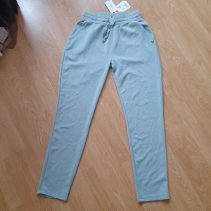 Gröna mjukisbyxor/träningsbyxor - Jätte sköna mjukisbyxor/träningsbyxor med lent mattetal som har aldrig blivigt använda, säljer för att jag kommer aldrig andvända dom.