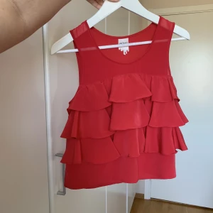Röd topp - Superfin volangtop i fint material. Perfekt skick, storlek small.