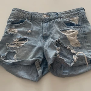 Jeans shorts  - Jeans shorts med hål i