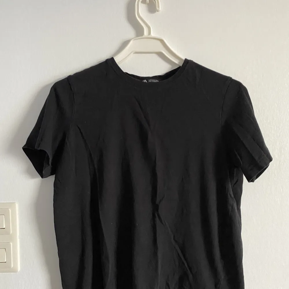 Storlek s, färg svart. En t-shirt från zara . T-shirts.
