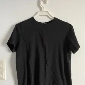 Storlek s, färg svart. En t-shirt från zara 