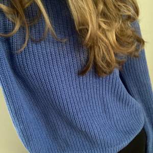 Så fin blåstickad tröja, köpt på MQ för typ ett år sen. Säljer då den inte kommer till användning, därav bra skick!