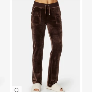 Juicy byxor bruna  - Jag säljer ett par bruna juicy byxor, bara använt några gånger. Dom kommer tyvär inte till användning längre. Jätte bra skick. Pris kan diskuteras. Kan också tänka mej att byta dom mot ett par svarta storlek S. 