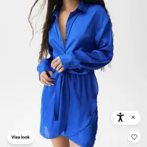 Super snygg blå silkes klänning!