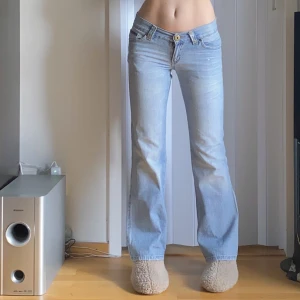 Lowwaist jeans - Såå snygga Dolce & Gabbana jeans som tyvärr är för korta😣 Superfina rhinestones på och alla sitter kvar!! Står D och G på bakfickorna🤍 Jag är runt 177. INNERBENSLÄNGD: 80 MIDJEMÅTT: 39