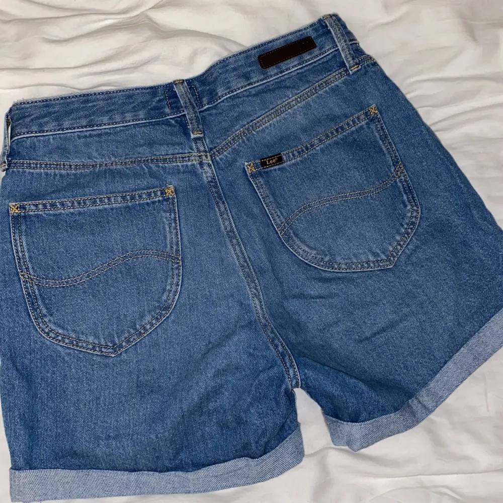 SUPERSNYGGA jeansshorts från Lee i storlek W26. Modellen heter MOM SHORT och sitter så snyggt både fram och på rumpan. De är inte för korta men inte heller för långa, perfekt längd👌🏻. Väldigt bra skick och väldigt bekväma💖😫. Shorts.