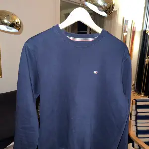 Snygg mörkblå crewneck sweater från Tommy Hilfiger. Använd men i gott skick. Skriv vid frågor om tröjan och pris, prissänkningar är möjligt. Ny pris på 999kr