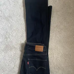 Säljer ett par skit snygga mörkblå bootcut Levis jeans i nyskick. Står High Rise på lappen i jeansen men dom sitter mid waist!💞✨ Jag är 1.68 och dom sitter perfekt. 320+frakt 