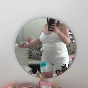 Vit Bodysuit från bikbok - Vit ”bodysuit” från Bikbok,strl S  Fri frakt!