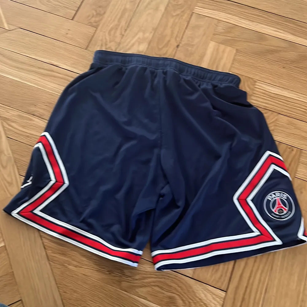 Psg shorts äkta köpt från deras hemsida i storlek medium  KÖP HELA KITTET FÖR 500kr. Shorts.