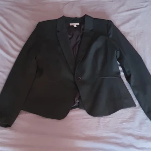 Kavaj och byxor - Som nytt, endast använt en gång. Pälsdjur finns i hemmet. 