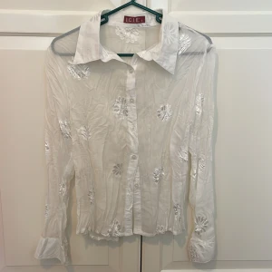 Vit mesh skjorta - Mesh skjorta med blom detaljer på sig 🌟Den är storlek S men tycker den också passar M. 