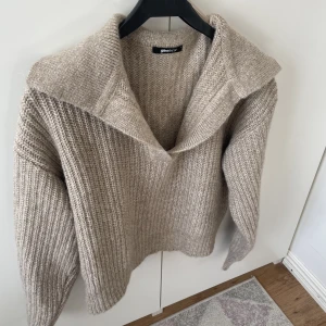 Ginatricot, knitted sweater  - Endast använt vid ett tillfälle, lite knottrig, mesta dels på ärmens ända.  Nypris 359kr 