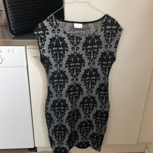 Figursydd klänning  - Säljer denna fina klänning, köpt från VILA. Strl: S. Mjukt tyg, sitter som en smäck. 