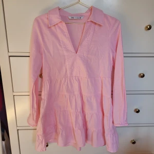 Jättesöt zaraklänning 🩷 - Köpt förra sommaren och endast använd en gång, superfint skick! Passar jättebra nu till sommaren/våren💓  Köparen står för frakt, kan mötas upp i Göteborg!