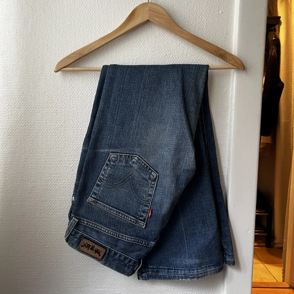 Ett par bootcut jeans från levi’s vintage. Sitter som en smäck. Passar bäst om du är under 160cm Ca 38cm midjemått. Jeans & Byxor.