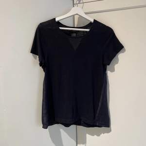 Mörkblå T-shirt i 100% linen och silkesdetljer på sidan av 100% silke. Storlek S. Märke Marc By Marc Jacobs.