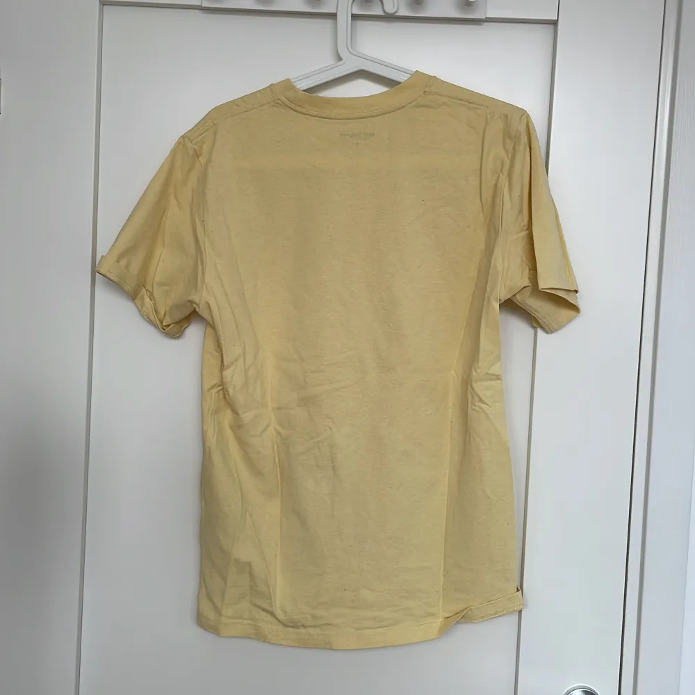 Gul Carhartt Tshirt i storlek Small. Knappt använd och i nyskick.. T-shirts.