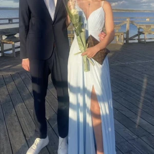 Blå balklänning - Jättefin balklänning från JJs house med slits på vänster ben och även vadderad byst! Banden är smala och justerbara. Endast använd 1 gång. Skriv för fler bilder ☺️