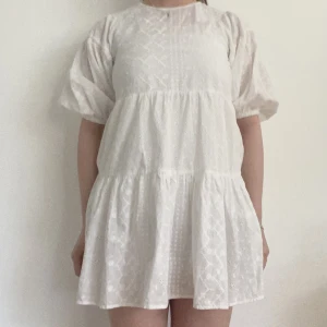 Studentklänning Stradivarius - Jättefin vit klänning från Stradivarius som jag säljer då jag valde en annan klänning till studenten och glömde att returnera denna :)