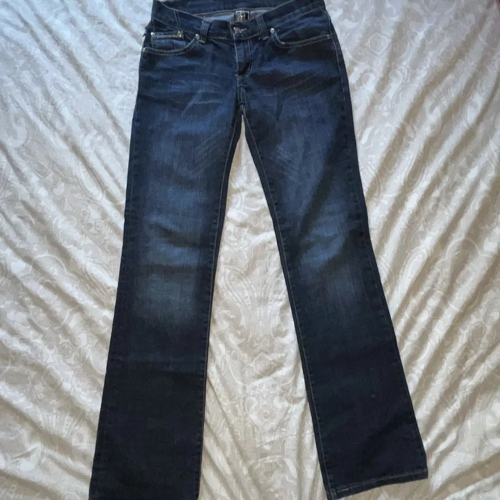Säljer dessa snygga lågmidjade Victoria Beckham jeans 🤩 bootcut modell!😍 för små på mig med storlek 38, därav INGA bilder på! Men skulle passa bra på en 34 eller liten 36!🥰 Midja: ca 78 cm, höft: ca 98 cm, Innerbenslängd: ca 84 cm🫶🏼. Jeans & Byxor.