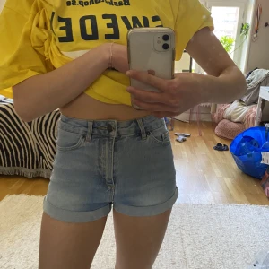 Jeans shorts - Jättefina ljusblå jeans shorts, perfekt till sommaren!💞 Storlek 30 (S/XS)