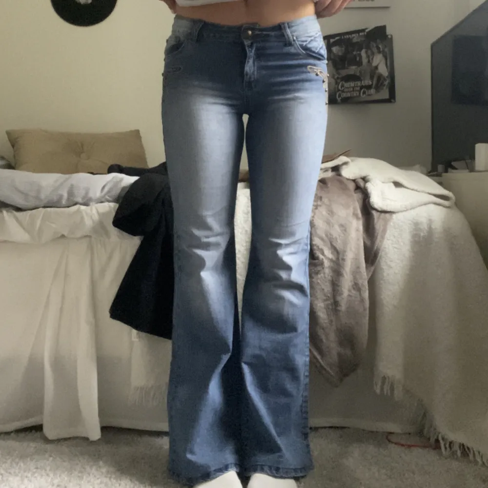 Lågmidjade jeans, jag är 168cm💕midjemått: 36 rakt över Innerbenslängd: 80. Farkut & Housut.