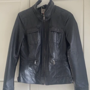 Läderjacka - Skitsnygg vintage läderjacka i äkta läder, bra skick. Köpt från sellply men aldrig använd av mig🫶🏼