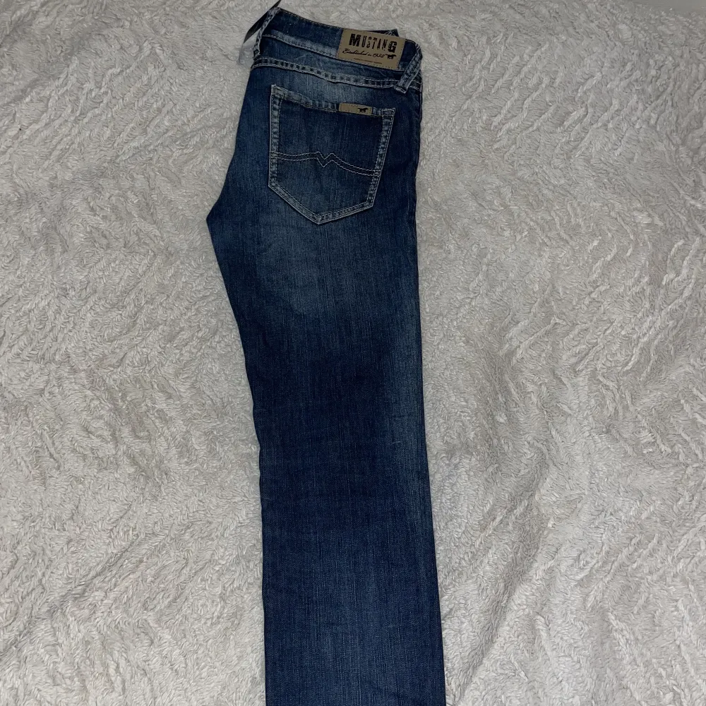 Säljer nu dessa skit snygga jeansen som jag köpt på Sellpy men kom tyvärr inte till användning!💗Dom är i ett super skick och jätte skönt material!!💗🎸⚡️🫶🏼. Jeans & Byxor.