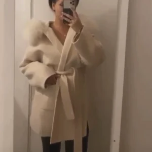 Päls kappa i light - Päls kappa från Bello.glam i storlek xxs de är oversized så denna storlek passar som vanligt på nån med storlek M också. Använt den 3 gånger bara vid speciella tillfällen. Nu vill jag sälja den då jag inte har så mycket användning till den.