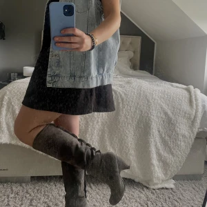 Stövlar - Ett par mörkgråa mockastövlar!🙌🏽 passar perfekt till kjol och klänning😍 bra skick men lite nednött klack 