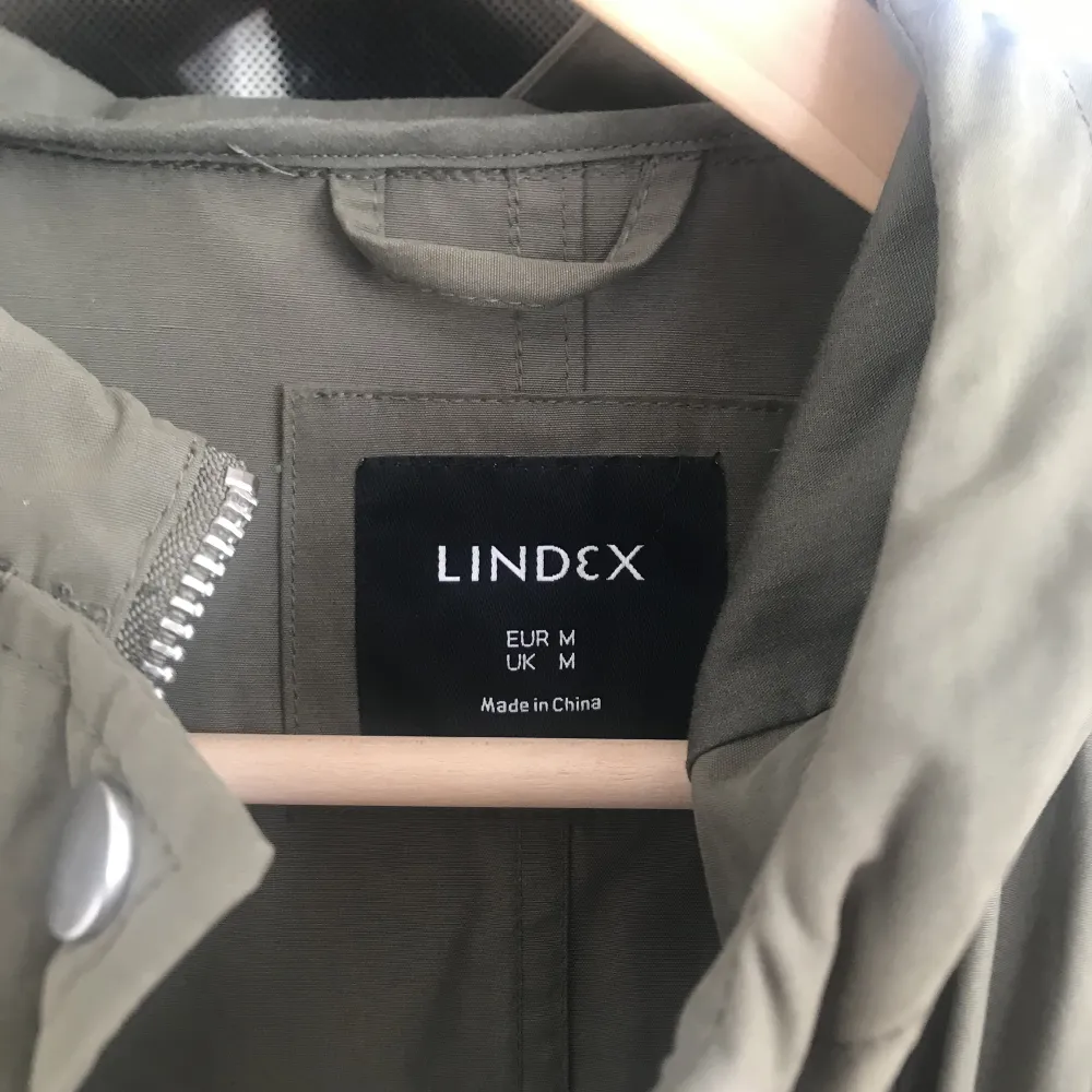 Jag säljer min gröna Lindex jacka som jag använt fåtal gånger ja tycker om den väldigt mycket men den är för stor för mig🫶🏻. Jackor.
