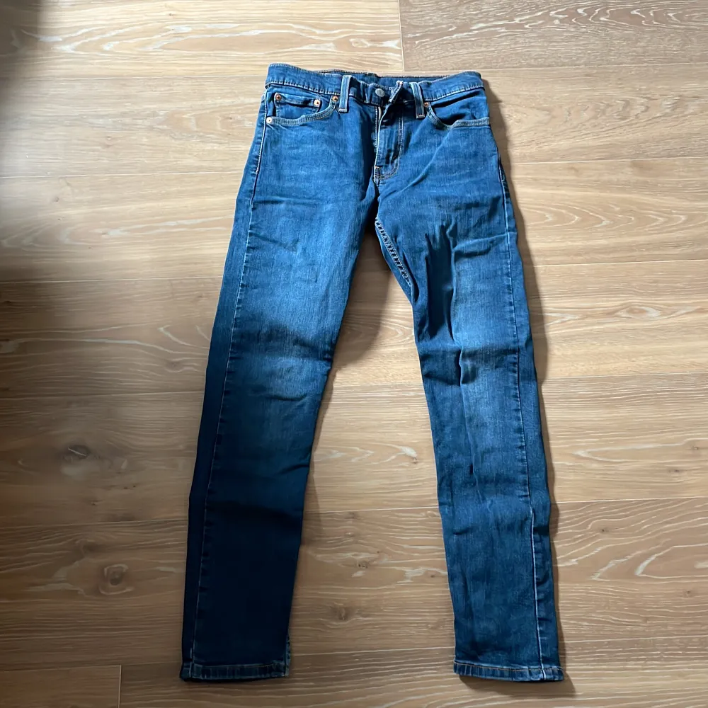 Ett par fina Levi’s 512 i storlek 30x32. Köpta för cirka 850kr. Byxorna är i ganska bra skick.. Jeans & Byxor.