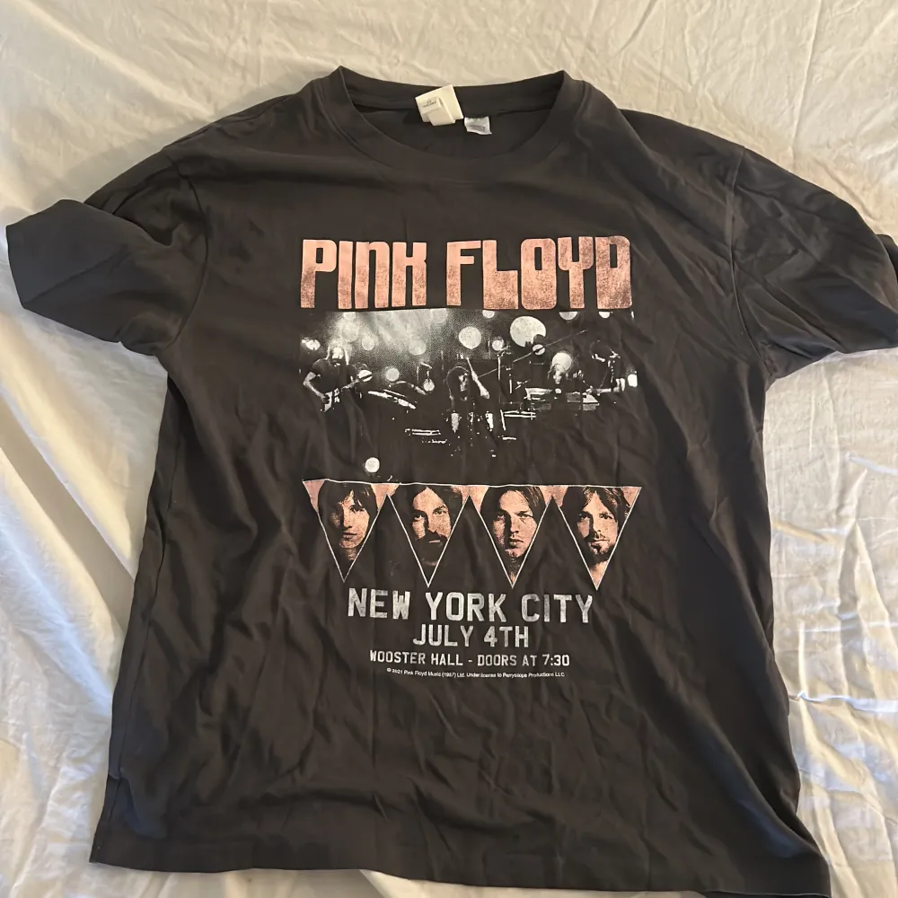 En fin Bandtröja med pink Floyd. Nästan aldrig använd så fint skick. Är S men passar M också.. T-shirts.