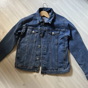 Jeansjacka  - Snygg jeansjacka, använd fåtal gånger. Jättenajs att ha till sommaren!🌼
