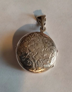 Medaljong 925 silver - Medaljongen är öppningsbar och finns plats för 2 foton om man vill  Aldrig använd, i nyskick. 