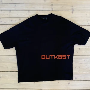 T-shirt med OUTKAST tryck - T-shirt med tryck på bandet Outkast. Large (oversized). Mycket bra skick.