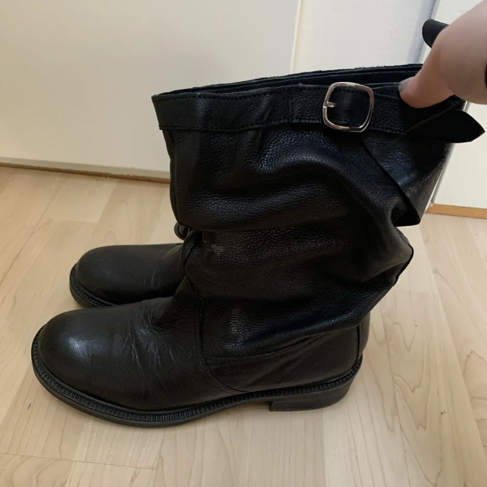 Så fina boots från Vera pelle. Rätt okänt märke men det är äkta läder. Passar en 39:a men sitter rätt tight på mig som har breda fötter, därav säljer jag dem.. Skor.