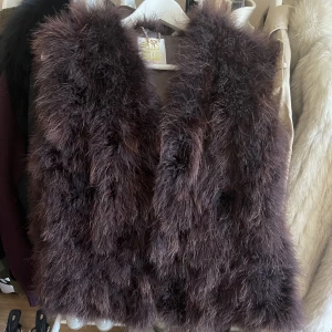 Pälsväst  - Sååå snygg vinröd/brun pälsväst i storlek xs/s! Knappt använd💗