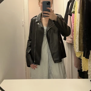 Vårjacka! - Jacka i skinnimitation, köpt på Mango barnavdelning men passar perfekt på mig som brukar ha storlek XS/S. Endast använd ett fåtal gånger så i jättefint skick. 