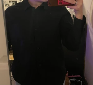 Svart skjorta - En svart skjorta från HM. Köpte den som oversize men skulle inte säga att den är de på mig längre och därför jag säljer den🥰