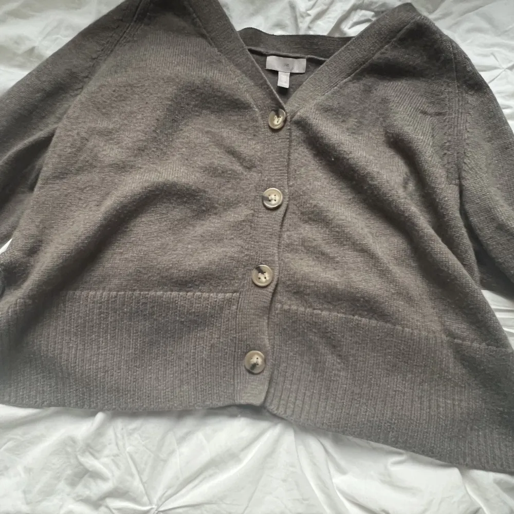 Fin grå stickad tröja knappt använd och väldigt bekväm . Tröjor & Koftor.