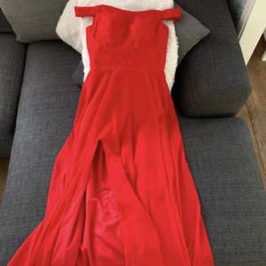 Säljer nu min röda balklänning då jag är intresserad av en ny. Alldrig andvänd bara testad är måttbeställd men skulle säga att den är i storleken S säljer för 1200kr plus frakt pris kan diskuteras vid snabb affär ☺️