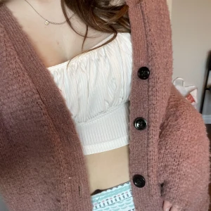 Kofta till sommaren ☀️ - En stickad kofta med knappar, sitter bra (inte tajt-inte för lös) mörkare nynans av rosa med svarta knappar.