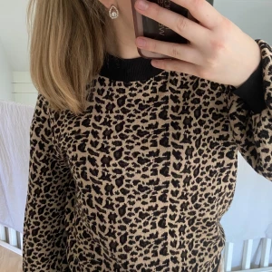 Stickad tröja - Säljer en jättefin tröja från Lindex som tyvär inte kommer till användning! Passar perfekt på mig som bär stl Xs eller S. Kontakta mig för fler bilder!