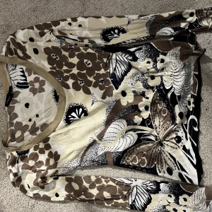 Tröja - Tröja i olika färger, några pärlor på